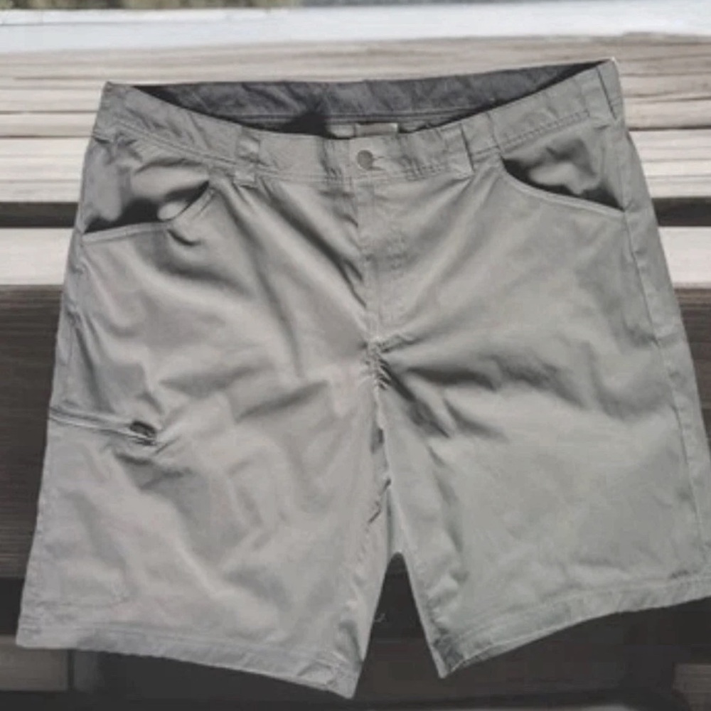 Columbia Men’s Gray Flat Front Chino Performance Cargo Shorts 40